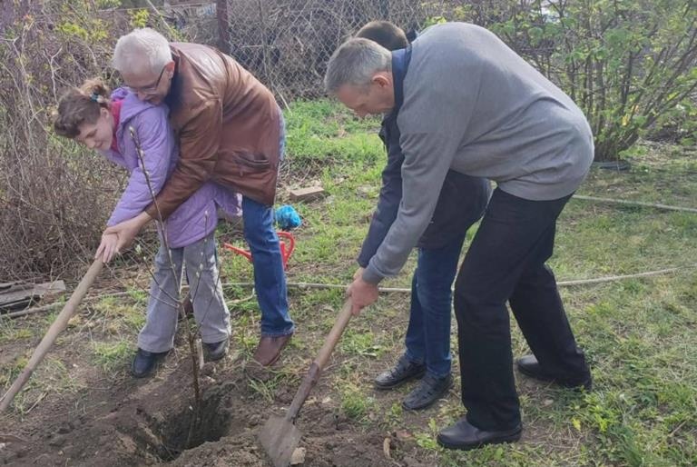 В Таганроге особенные дети высадили рябины и сосны